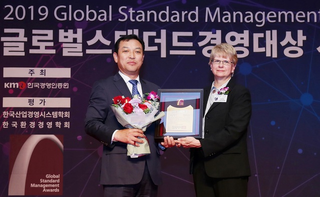 ▲ 현대글로비스가 한국경영인증원(KMR)으로부터 ‘2019 글로벌스탠더드경영대상’ 그린경영대상과 안전경영대상을 수상했다. 조삼현 현대글로비스 비즈니스지원실장(왼쪽)이 30일 서울 그랜드 힐튼 호텔에서 그린경영대상·안전경영대상 수상 기념촬영을 하고 있다.ⓒ현대글로비스