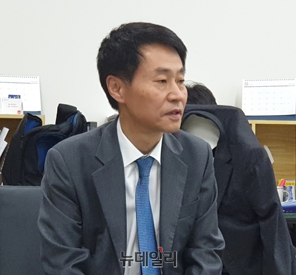 ▲ 충북도 남일석 균형건설국장이 31일 충북도청 기자실에서 KTX세종역 신설에 대한 충북도의 반대 입장을 설명하고 있다.ⓒ박근주 기자