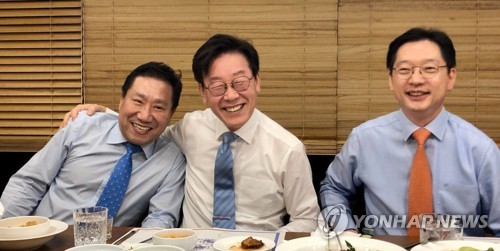 ▲ 양정철 민주연구원장(왼쪽부터), 이재명 경기지사와 김경수 경남지사가 28일 경기도 수원에서 만나 저녁 식사를 함께 하고 있다.ⓒ연합뉴스