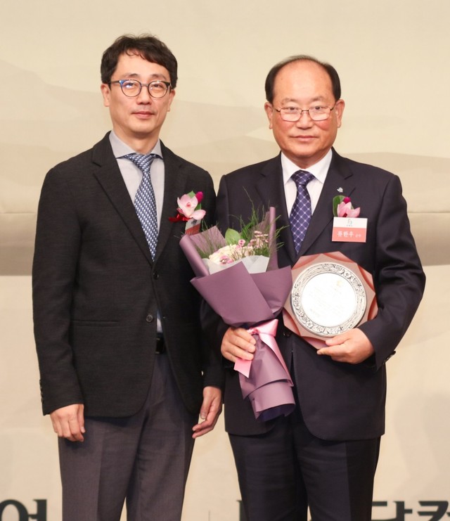 ▲ 류한우 충북 단양군수(오른쪽)가 매경닷컴 등이 주최한 2019 한국경제를 빛낸 인물 시상식에서 '문화경영부분'에 선정됐다. 류 군수는 민선6기부터 탁월한 리더십과 경영전략으로 변화와 혁신을 통해 1천만 관광객이 찾는 관광을 통한 지역경제 대혁신을 이룬 공이 인정됐다.ⓒ단양군