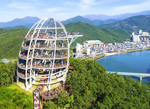 ▲ 2017년 개장한 단양 관광 랜드마크 '만천하스카이워크. 이곳은 지난해 한국관광공사가 주관한 2019∼2020년 ‘한국인이 꼭 가봐야 할 관광 100선’에 선정됐다.ⓒ단양군