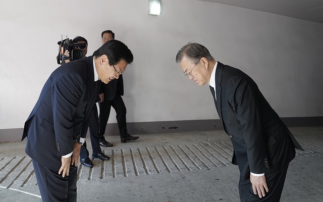 ▲ 문재인 대통령이 31일 오전 부산 남천성당에 마련된 모친 고 강한옥 여사의 빈소를 찾은 홍문종 우리공화당 대표를 빈소 밖으로 마중나와 인사하고 있다. ⓒ청와대