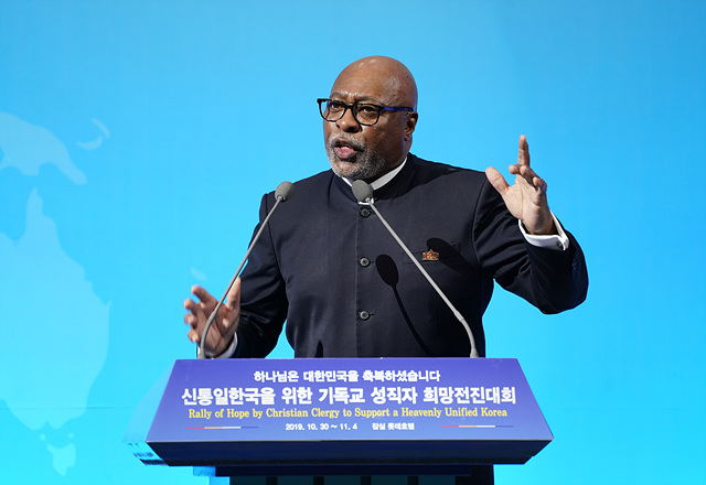 ▲ ‘신통일한국 대한민국성직자협의회 창립행사’가 31일 오전 10시 잠실 롯데호텔 3층 크리스탈 볼룸에서 개최됐다. 사진은  ‘참가정’이라는 주제로 기조연설 중인 조지 스탈링스 대주교의 모습. ⓒ대한민국성직자협의회