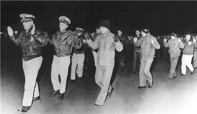 ▲ 1968년 1월 북한에 납치된 미해군 푸에블로호 승조원들. ⓒ연합뉴스. 무단전재 및 재배포 금지.