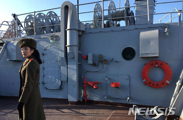 ▲ 현재 푸에블로호는 평양 대동강변에 전시돼 있다. 북한은 푸에블로호 사건을 자신들의 승전이라고 주장하고 있다. ⓒ뉴시스 AP. 무단전재 및 재배포 금지.