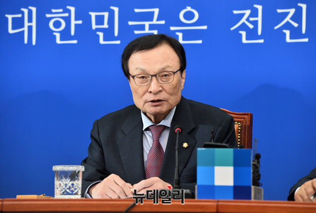 ▲ 30일 국회 당대표 회의실에서 조국 사태와 관련해 대국민 사과하는 이해찬 더불어민주당 대표. ⓒ박성원 기자