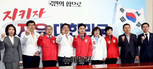 ▲ 황교안 자유한국당 대표와 나경원 원내대표가 31일 오전 국회에서 열린 '제1차 영입인재 환영식'에서 참석해 영입인사들과 인사를 나누고 있다. (왼쪽부터 나 원내대표, 윤창현 서울시립대 경영학부 교수, 김용하 순천향대 IT금융학과 교수, 김성원 전 두산중공업 부사장, 백경훈 청사진 공동대표,양금희 여성유권자연맹회장, 이진숙 전 대전MBC 대표이사 사장, 황 대표) ⓒ이종현 기자