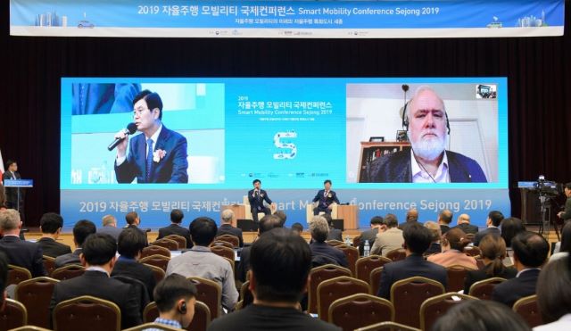 ▲ 이춘희 세종시장이 지난 29일 정부세종컨벤션센터에서 열린 자율주행 모빌리티 국제 컨퍼런스에 참석한 모습.ⓒ세종시