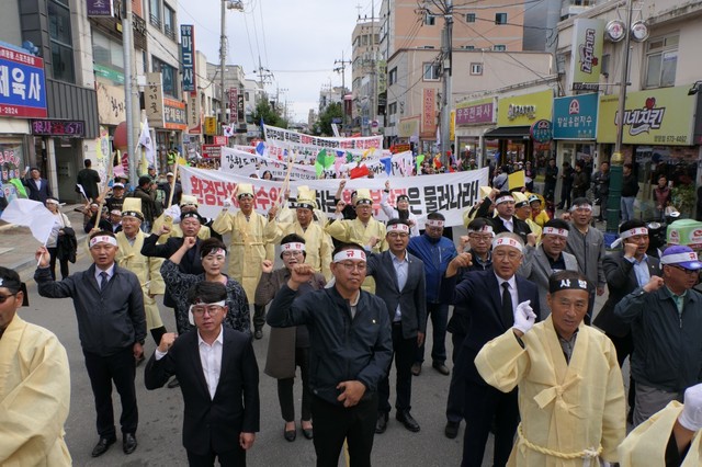 ▲ 지난 10일 '설악산 오색케이블카'사업 무산에 반발한 양양군민들과 추진위, 김진하 양양군수 등이 환경부의 부당함을 외치며 거리행진을 벌이고 있다.ⓒ설악산오색케이블카 추진위