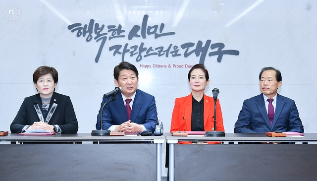 ▲ 대구시(시장 권영진, 사진왼쪽에서 두번째)·대구교육청(교육감 강은희,왼쪽에서 첫번째)·대구시의회(의장 배지숙, 왼쪽에서 세번째)·구군(구청장･군수협의회장 류한국,사진 오른쪽)이 31일 내년 고3 무상급식을 시작으로 2022년까지 전면 실시하기로  합의했다.ⓒ대구시