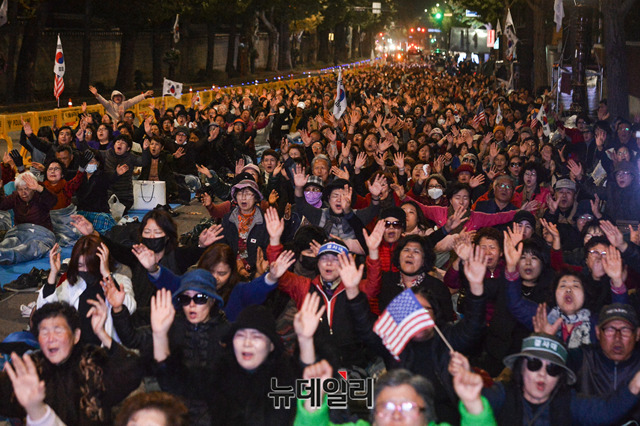▲ 10월 31일 밤, 철야농성 한 달을 맞이하며 기도하는 시민들.