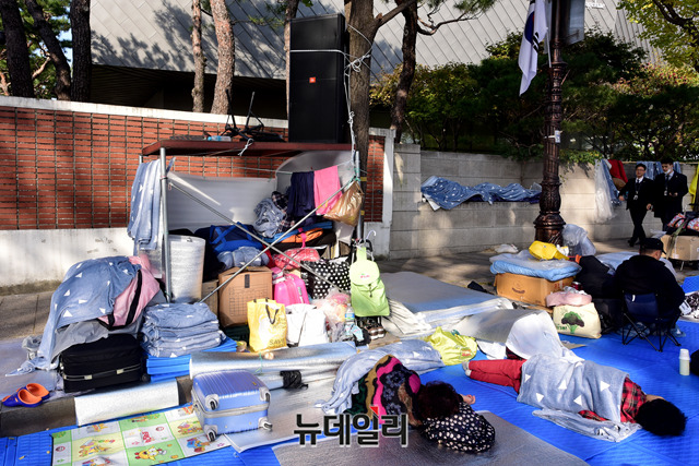 ▲ 밤샘농성을 이어가는 시민들의 모습.