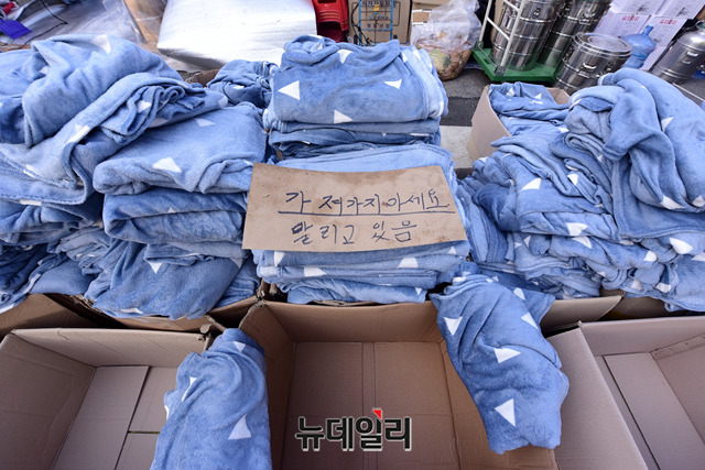 ▲ 밤샘농성을 이어가는 시민들의 모습.