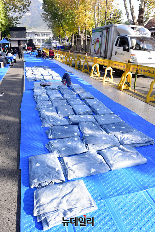 ▲ 무료로 대여해주는 담요를 햇볕에 말리는 모습.