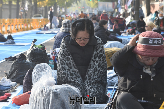 ▲ 무료로 대여해주는 담요를 햇볕에 말리는 모습.