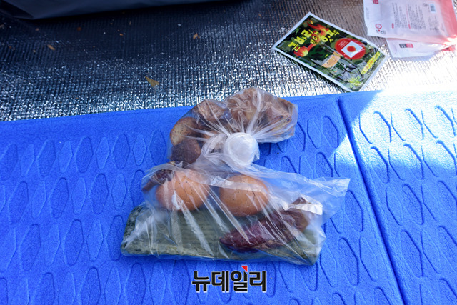 ▲ 철야농성에 참여하는 시민들 중 몇몇은 빵과 계란으로 끼니를 떼운다.