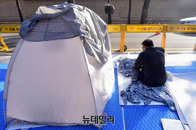 ▲ 철야농성으로 인해 텐트를 가져온 시민의 모습.