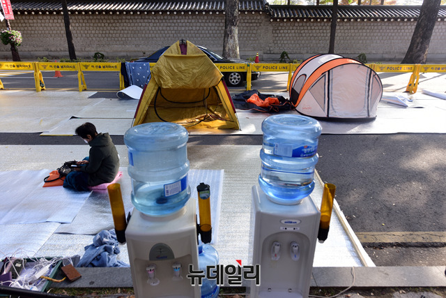 ▲ 철야농성으로 인해 텐트를 가져온 시민의 모습.