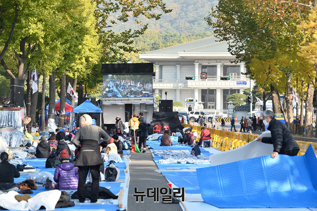 ▲ 철야농성으로 인해 텐트를 가져온 시민의 모습.