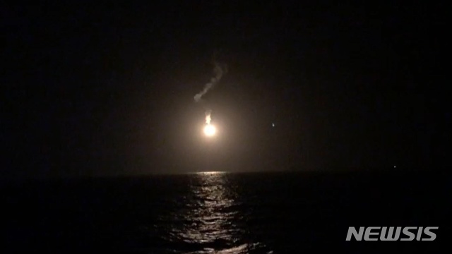 ▲ 야간 수색작업을 위해 조명탄을 쏘아올리는 모습 ⓒ뉴시스