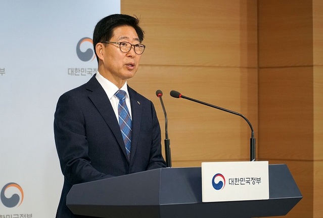 ▲ 정부 미세먼지특별위원회는 1일 서울청사에서 특위를 열어 노후 석탄화력발전소로 미세먼지의 발생의 원인으로 지목된 충남보령화력 1, 2호기를 내년 12월에 폐쇄하기로 결정했다. 미세먼지 특위에 참석했던 양승조 충남도지사가 기자회견을 열어 환영의 뜻을 밝히고 있다.ⓒ충남도