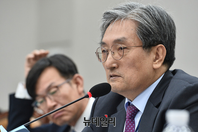▲ 노영민 대통령 비서실장이 1일 오전 국회에서 열린 국회 운영위원회의 청와대 대통령 비서실, 국가안보실, 대통령경호처에 대한 국정감사에서 의원들의 질의에 답하고 있다.
ⓒ박성원 기자