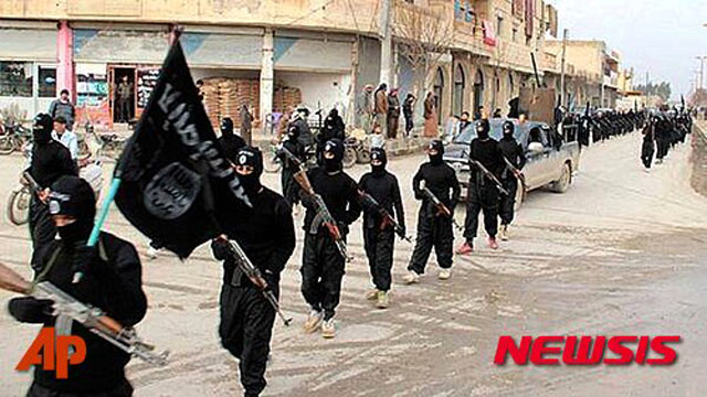 ▲ 2015년 8월 당시 시리아와 이라크를 휩쓸던 IS 대원들. ⓒ뉴시스 AP. 무단전재 및 재배포 금지.