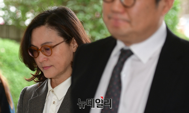 ▲ 지난달 24일 새벽 구속된 조국(54) 전 법무부 장관 부인 정경심(57)씨. ⓒ정상윤 기자