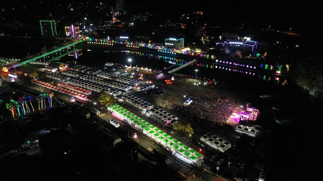 ▲ 10월 30일 개막한 제15회 청송사과축제는 ‘산소카페 청송군! 황금사과의 유혹’이라는 주제로 11월 3일까지 청송읍 용전천 일원에서 개최되고 있다.ⓒ청송군