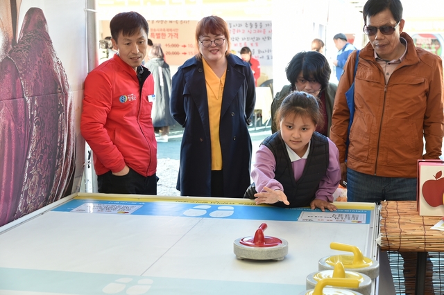 ▲ 청송읍 용전천변으로 옮긴 축제장은 접근성이 좋아 군민과 관광객들에게 큰 호평을 받고 있다.ⓒ청송군