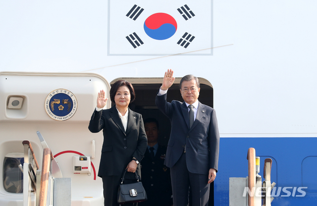 ▲ 문재인 대통령과 김정숙 여사가 3일 오전 태국에서 열리는 아세안+3 정상회의에 참석하기 위해 경기도 성남 서울공항을 출국하며 손을 흔들고 있다. ⓒ뉴시스