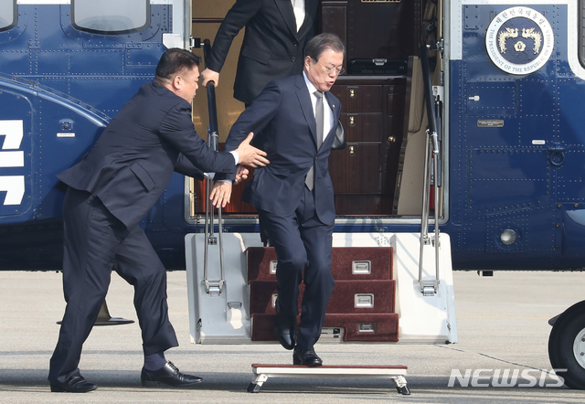 ▲ 문재인 대통령이 3일 오전 태국에서 열리는 아세안+3 정상회의에 참석하기 위해 경기도 성남 서울공항에 도착해 헬기에서 내리다 미끄러지고 있다. ⓒ뉴시스