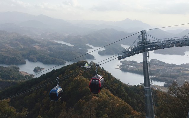 ▲ 충북 제천 청풍면 물태리를 출발해 비봉산 정상까지 8분이면 오르는 청풍호반케이블카와 청풍호 모습.ⓒ청풍호반케이블카 제공