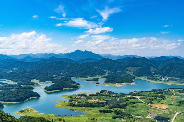 ▲ 비봉산 정상(전망대)에서 바라본 내륙의 바다 청풍호 모습.ⓒ청풍호반케이블카 제공