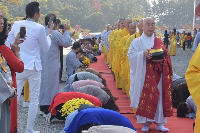 ▲ 3일 대전 광수사에서 열린 제10회 한국 불법수행법회 합동법회에서 김무원 주지와 베트남 전수원 주지 틱티엔 투안 스님 등이 법회를 마친 뒤 양국의 대덕스님과 불자들이 회향이 끝난 후 탁발행렬이 이어졌다. ⓒ대전 광수사