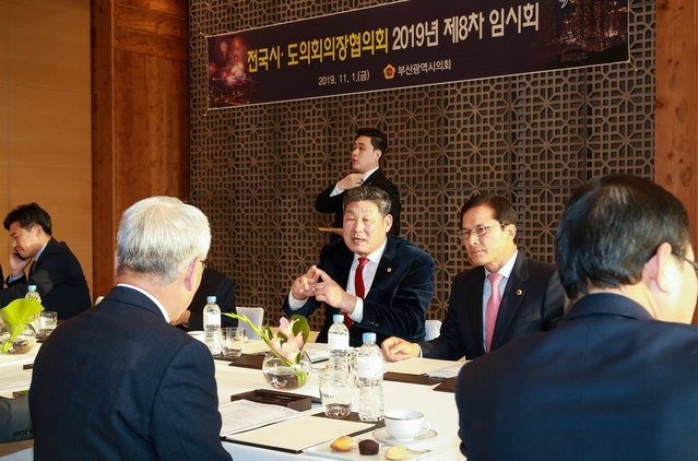 ▲ 장경식 의장(중간)은 지난 1일 부산에서 개최된 전국시도의회의장협의회 제8차 임시회에서 중소철강기업의 성장한계를 극복하고 국가철강산업의 재도약을 위한 ‘철강산업생태계 기술혁신 강화사업 예타선정 및 통과 건의안’을 제출했다.ⓒ경북도의회