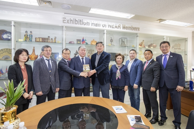 ▲ 사하공화국의회 의원들이 동북아자치단체연합 사무국을 방문한 장면.ⓒ경북도의회