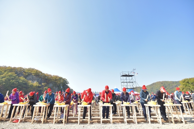 ▲ 만보기가 달린 방망이로 최고의 난타꾼을 뽑는 ‘꿀잼-사과난타’는 체험 참여만으로도 사과잼 등을 받아갈 수 있는 사과축제를 대표하는 프로그램으로 자리매김 했다.ⓒ청송군