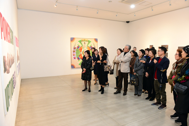 ▲ 24일 열린 전시회 오픈식에서 남성희 총장을 비롯한 내외빈이 홍경택 작가로부터 작품설명을 듣고 있다. ⓒ대구보건대