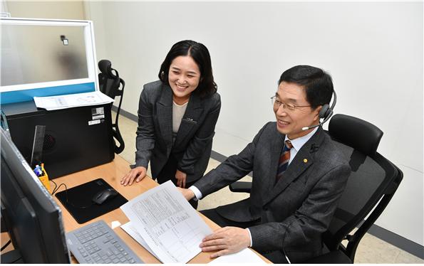 ▲ 경북교육청(교육감 임종식)은 11월부터 민원 만족도 향상을 위한 경북교육콜센터를 운영한다. 사진은 임종식 교육감의 시연장면.ⓒ경북교육청