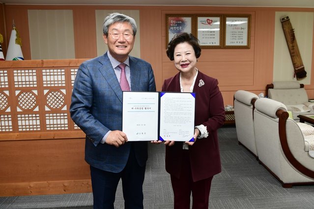 ▲ 대구보건대학교와 고령군은 22일 오전 군청 군수실에서 남성희 총장(오른쪽)과 곽용한 군수(왼쪽) 등 양 기관 관계자들이 참석한 가운데 '고령군어린이급식관리지원센터' 협약식을 갖고 기념촬영을 하고 있다.ⓒ고령군
