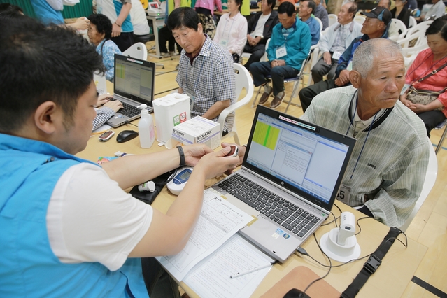 ▲ NH농협생명 경북지역총국은 서울대병원(원장 김연수) 공공의료사업단과 함께 ‘제6회 농촌순회 무료진료’를 실시했다.ⓒ경북농협
