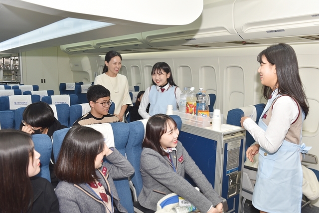 ▲ 2019 꿈 찾기 진로체험 캠프에 참여한 학생들이 항공분야 직업을 체험하고 있다.ⓒ대구한의대