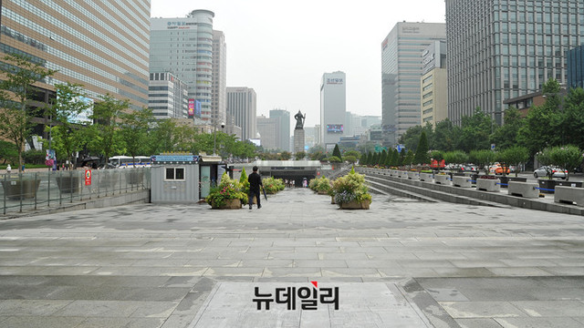 ▲ 서울시는 2016년 광화문광장을 넓히고 경복궁 앞에 역사광장을 만드는 새 광화문 조성사업을 시작했다. 하지만 시는 지난달 19일 