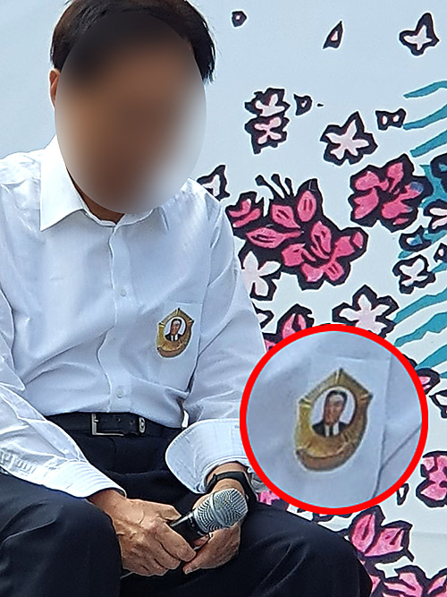 ▲ 지난 3일 성남시가 후원하는 '남누리 북누리'행사에서 한 참가자가 김일성 초상화를 가슴에 부착한 채 시를 낭송하고 있다. ⓒ민경욱 의원 페이스북 캡쳐