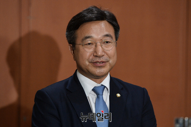 ▲ 더불어민주당 총선기획단장인 윤호중 사무총장이 4일 국회 정론관에서 기자들을 만나 브리핑 하고 있다. ⓒ박성원 기자