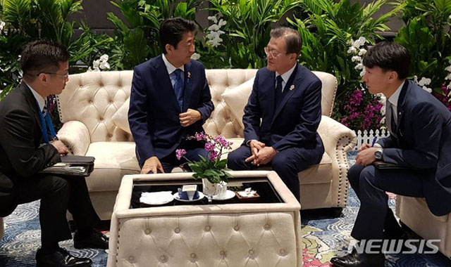 ▲ 4일 태국 방콕에서 열린 아세안+3 정상회의 직전 환담을 나누는 아베 신조 일본 총리와 문재인 대통령. ⓒ뉴시스. 무단전재 및 재배포 금지.