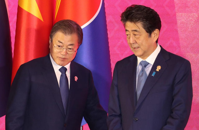 ▲ 아세안+3 정상회의 기념촬영 때 아베 총리 옆으로 간 문재인 대통령. ⓒ뉴시스. 무단전재 및 재배포 금지.