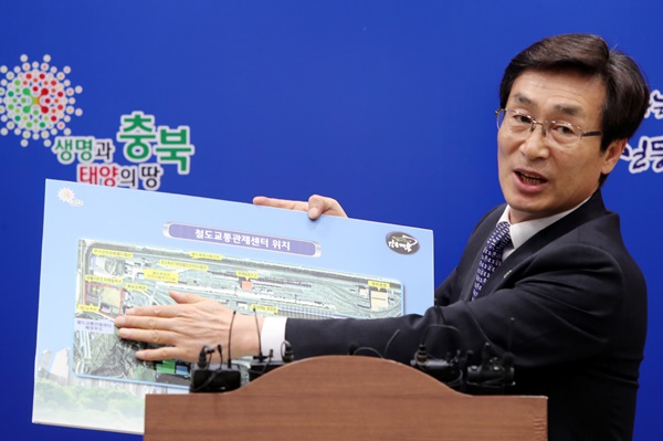 ▲ 이장섭 충북도 정무부지사가 4일 기자간담회에서 철도교통관제센터 건립과 관련한 설명을 하고 있다.ⓒ충북도