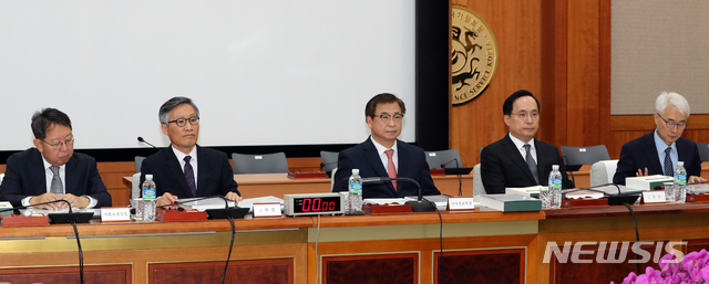 ▲ 서훈 국정원장과 간부들이 4일 오전 서울 서초구 국가정보원에서 열린 국회 정보위의 국정원 국정감사에 참석해 감사 시작을 기다리고 있다. 왼쪽부터 이석수 기획조정실장, 최용환 1차장, 서훈 원장, 김상균 2차장, 김준환 3차장. ⓒ뉴시스
